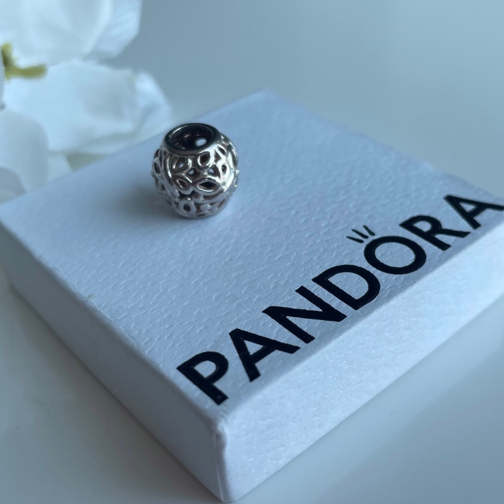 PANDORA "Openwork Butterfly Garden" Charm